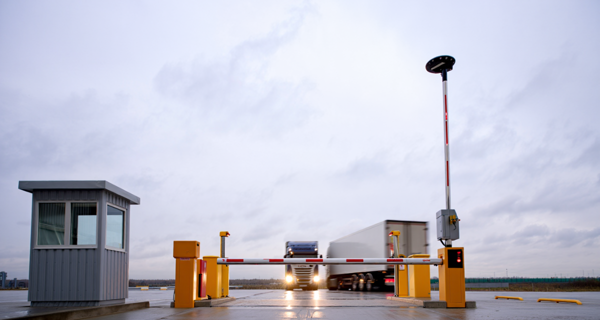 Automated gate barrier system at commercial entrance improving security and efficiency – types of gate barrier systems in UAE